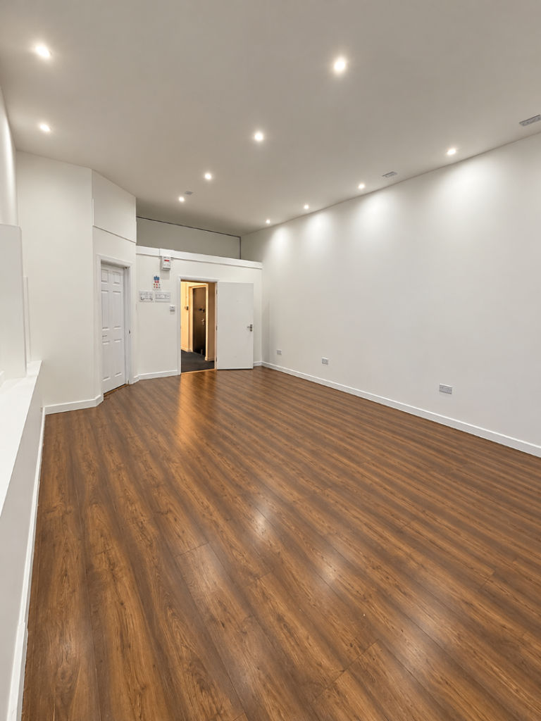 Spacious Commercial Studio / Beauty Salon / Office Space to Rent