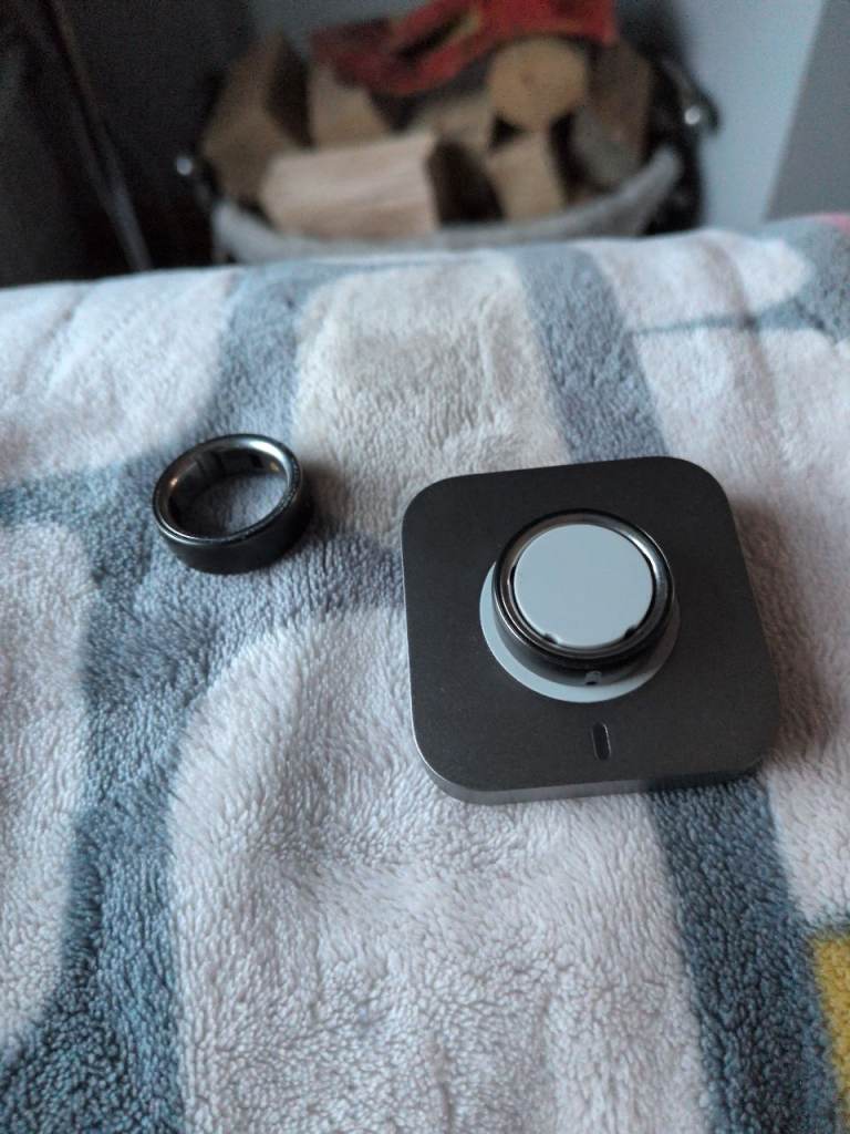 Oura Ring 4 with Charger – Stealth, Good Condition