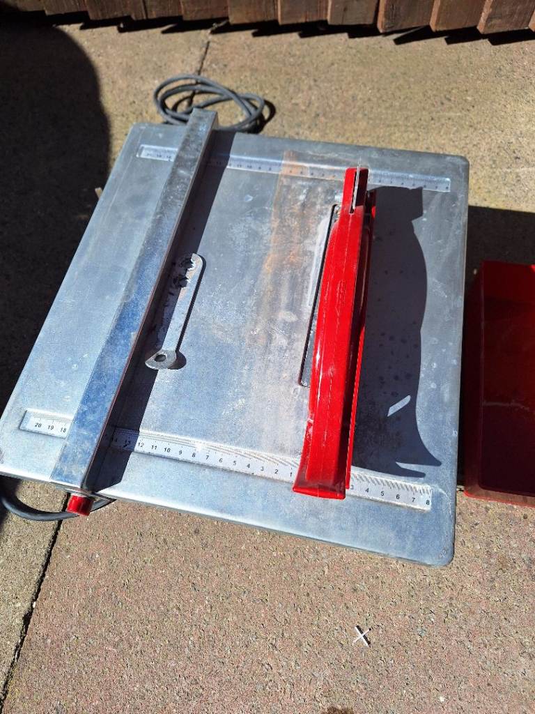 Electric tile cutter