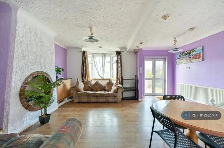4 bedroom house in Gloucester Road, Feltham, TW13 (4 bed) (#2625184)