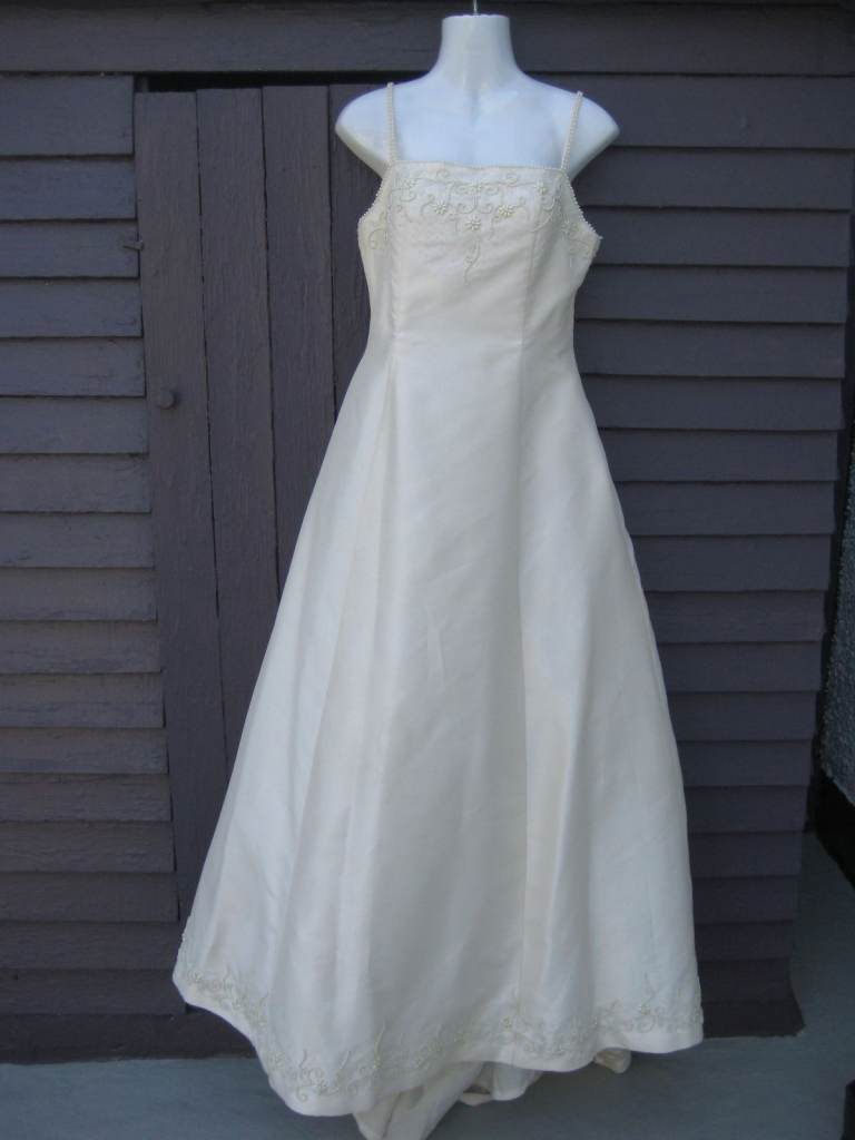 Beautiful Hand Made Ivory Taffeta Wedding Dress with Intricate Pearl Stonework Decoration for £150