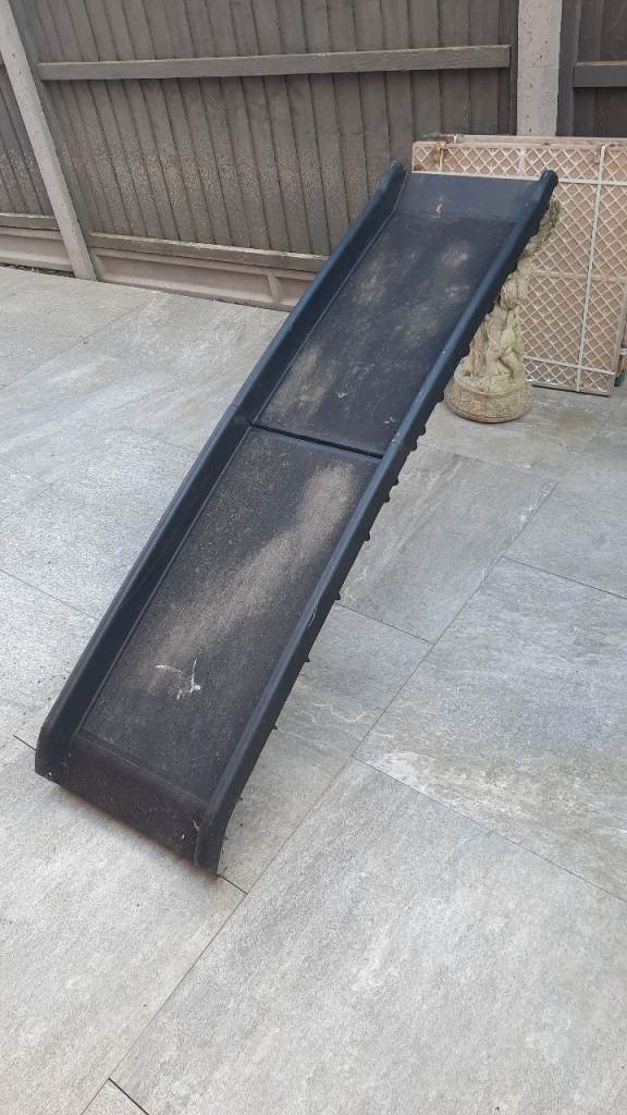 Foldable dog ramp