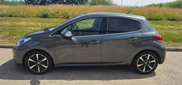 2017 Peugeot 208 1.2 PureTech Allure Premium 5dr HATCHBACK PETROL Manual