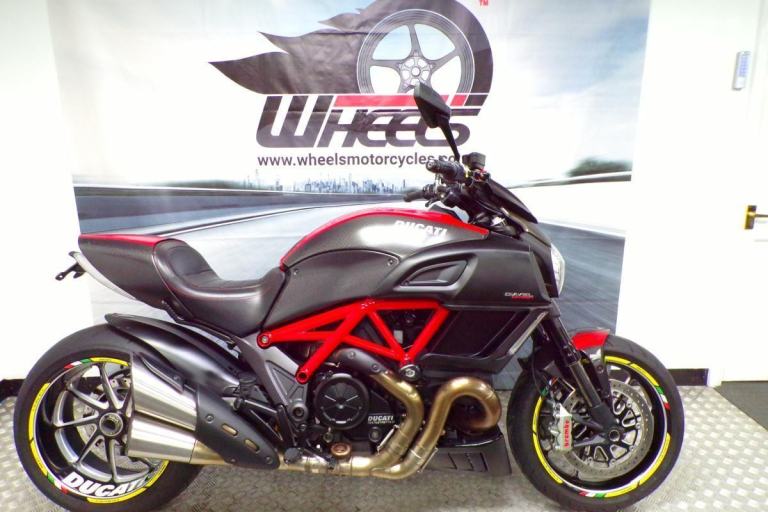 2014 DUCATI DIAVEL CARBON 
