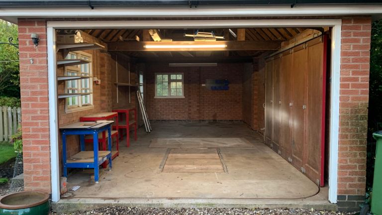Large 28 x 14ft garage / storage for rent in Glenfield **bespoke sliding doors ** CCTV