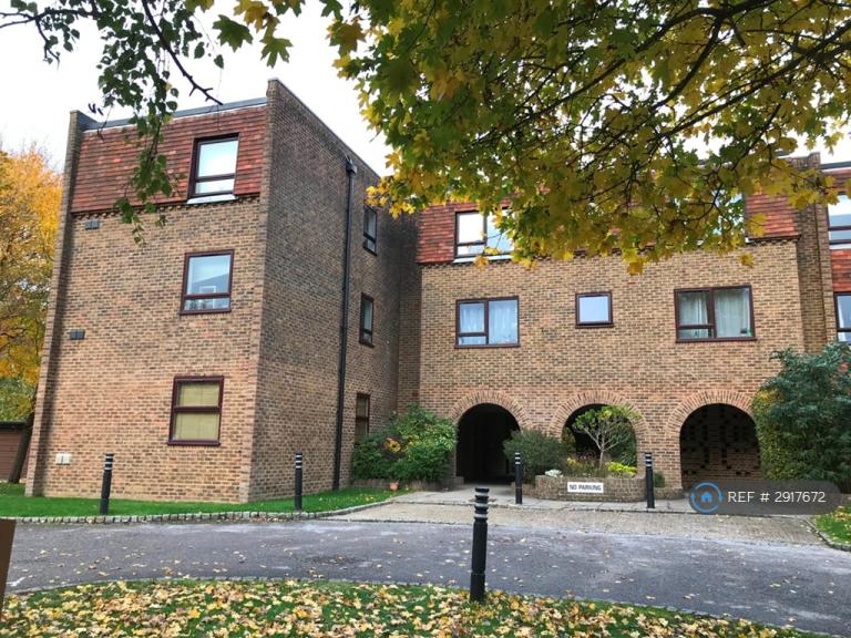 1 bedroom flat in Gilliat Drive, Guildford, GU4 (1 bed) (#2917672)