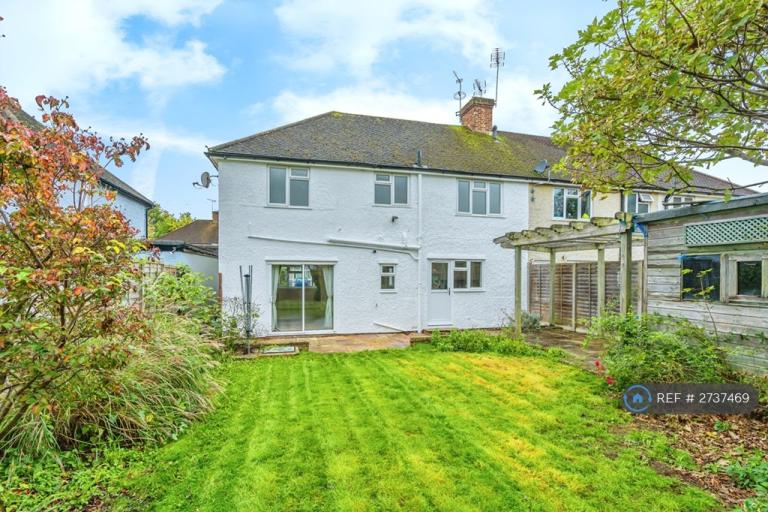 4 bedroom house in Shakespeare Road, Addlestone, KT15 (4 bed) (#2737469)