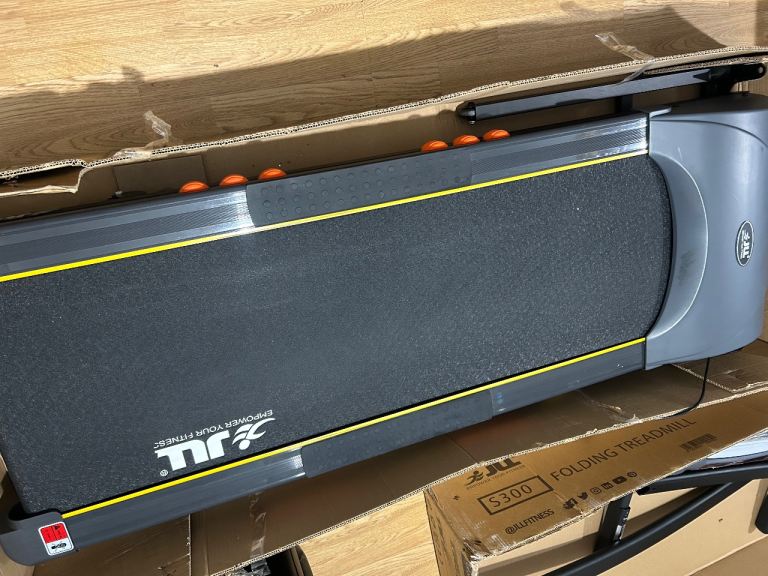 JLL S300 Electric Incline  Treadmill – Great Condition