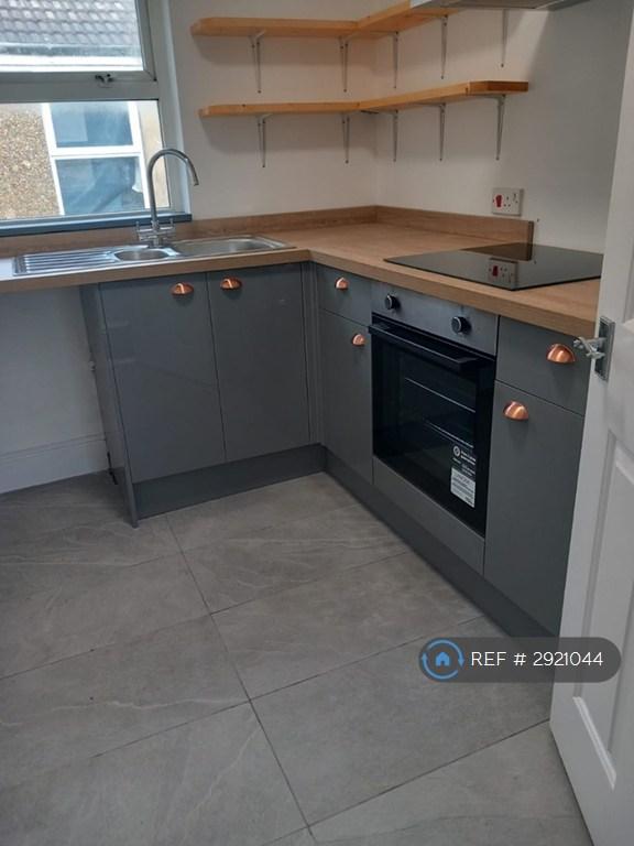 2 bedroom flat in Worthing Road, Southsea, PO5 (2 bed) (#2921044)