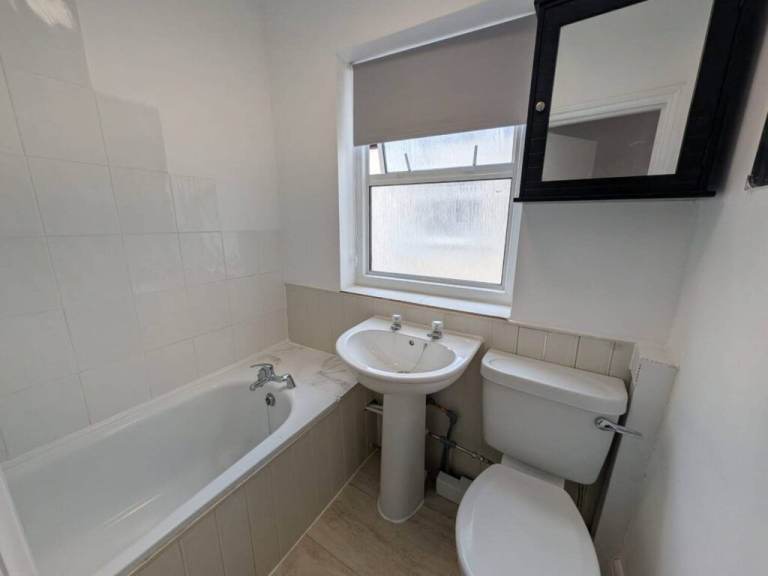 2 BEDROOM FLAT CHAPTER ROAD DOLLIS HILL NW2 