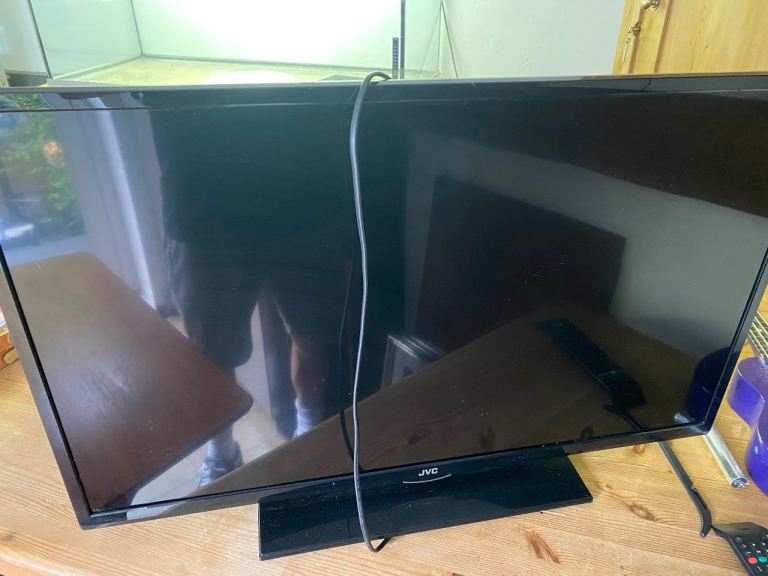 J.V.C 32 INCH LED T.V WITH BUILT IN DVD PLAYER HDMI ,WITH REMOTE AND STAND ,COLLECTION LU4 