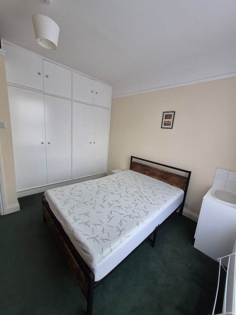 Nice double room for single person in gay friendly house near Turnpike lane 