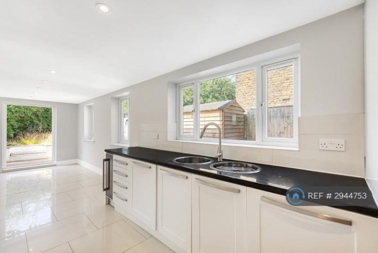 4 bedroom house in Eastbourne Road, Brentford, TW8 (4 bed) (#2944753)
