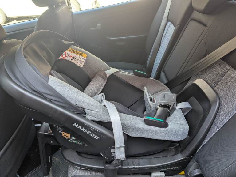 Maxi-Cosi Baby car seat with base for sale