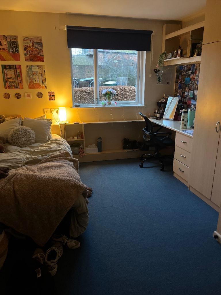 Gloucester accommodation en-suite bedroom 