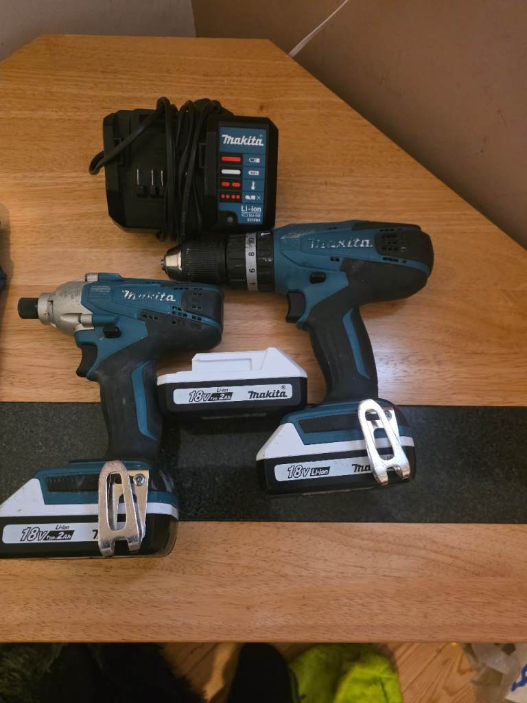 Makita drills with 3 batteries 