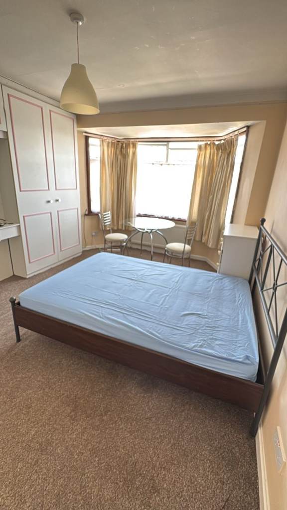Large double room to rent in Colindale