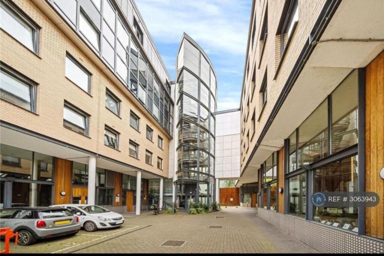 1 bedroom flat in Red Lion Square, Wandsworth Town, SW18 (1 bed) (#3063943)