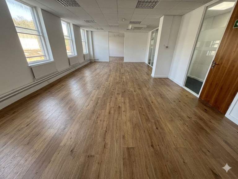 75m2 Workspace in BN1 - very near Brighton Train Station 