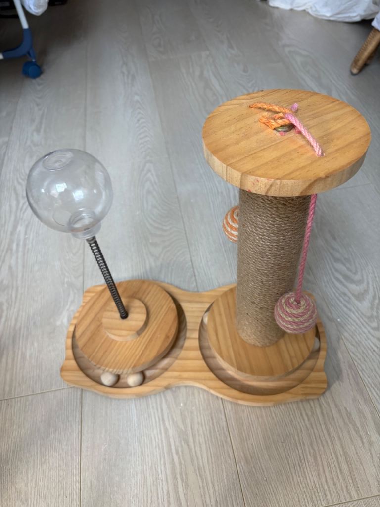 Cat toy with food compartiment 