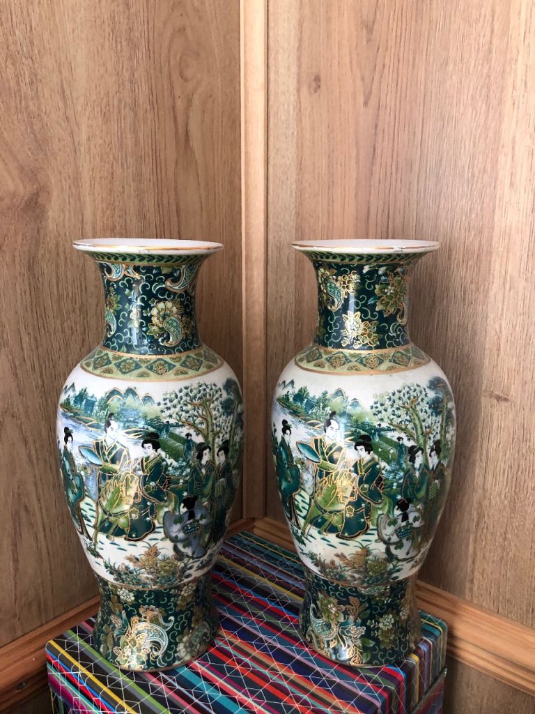 A pair of vases 
