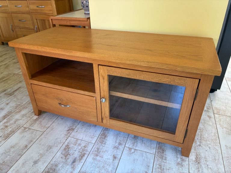 Solid wood unit suitable for tv / stereo