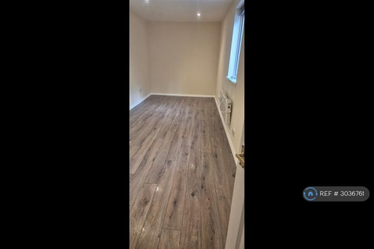 Studio flat in Portland Road, London, SE25 (#3036761)