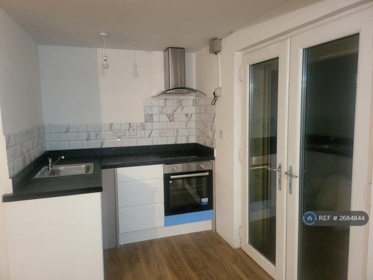 Studio flat in Chadwell Heath, Essex, RM6 (#2684844)