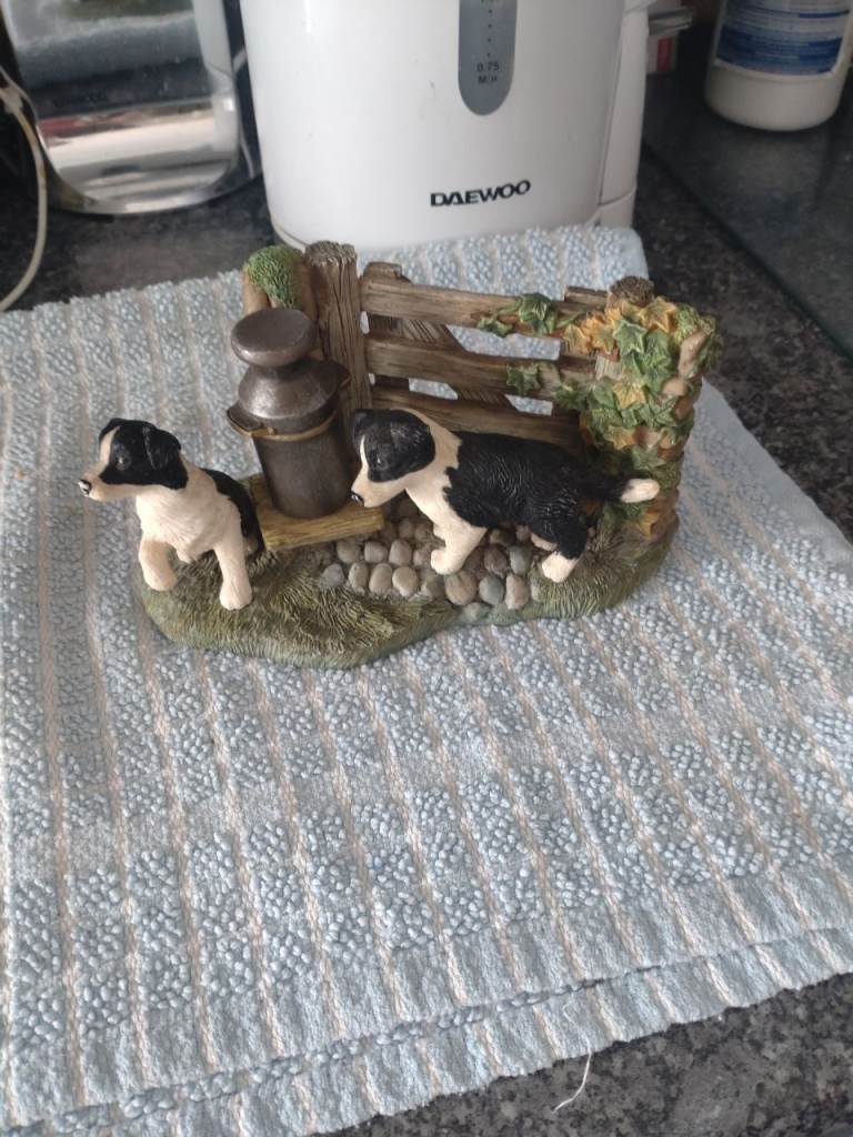 LEONARDO Collection farmyard friends  2 collie's and milk churn pick up only 