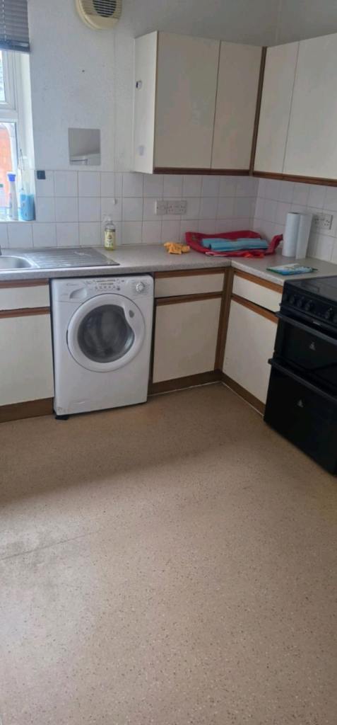Spacious 2-Bedroom Flat to Rent – SN1
