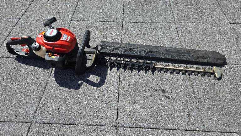 Hecht 9275 Pro petrol hedge trimmer. Light use, as new.