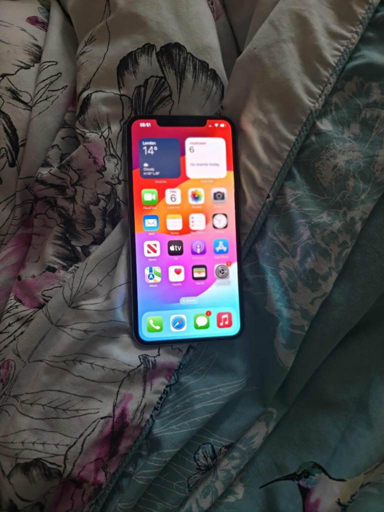 iPhone 11 pro max 64gb silver unlocked