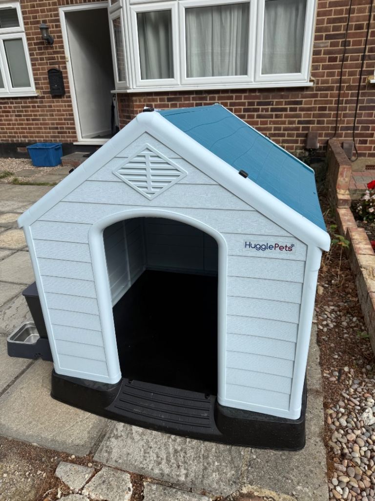 Dog House and Bowls - Perfect condition