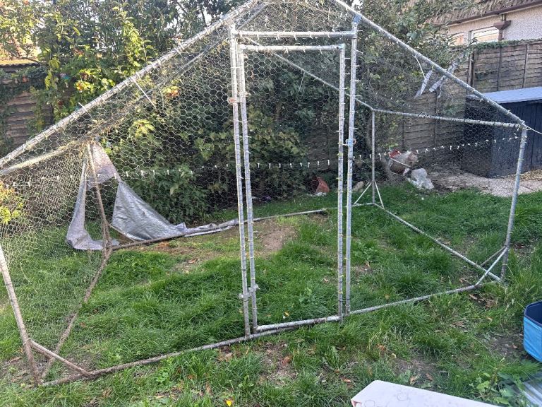 Animal enclosure 