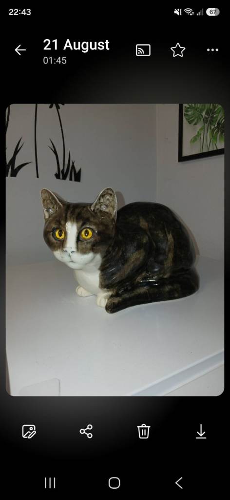 Lovely Ceramic Cat Figurine by Mike Hinton – Tabby Pattern