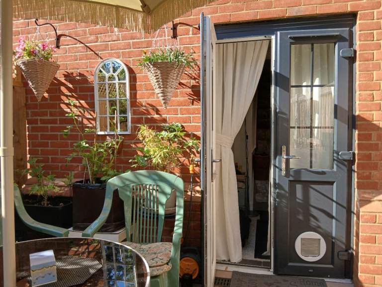 Homeswap: 2 bed in Goffs Oak 