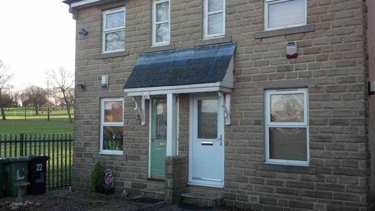 Well presented 2 bed semi/d house, Bramley. Quiet cul-de-sac, 2 min walk from public transport.