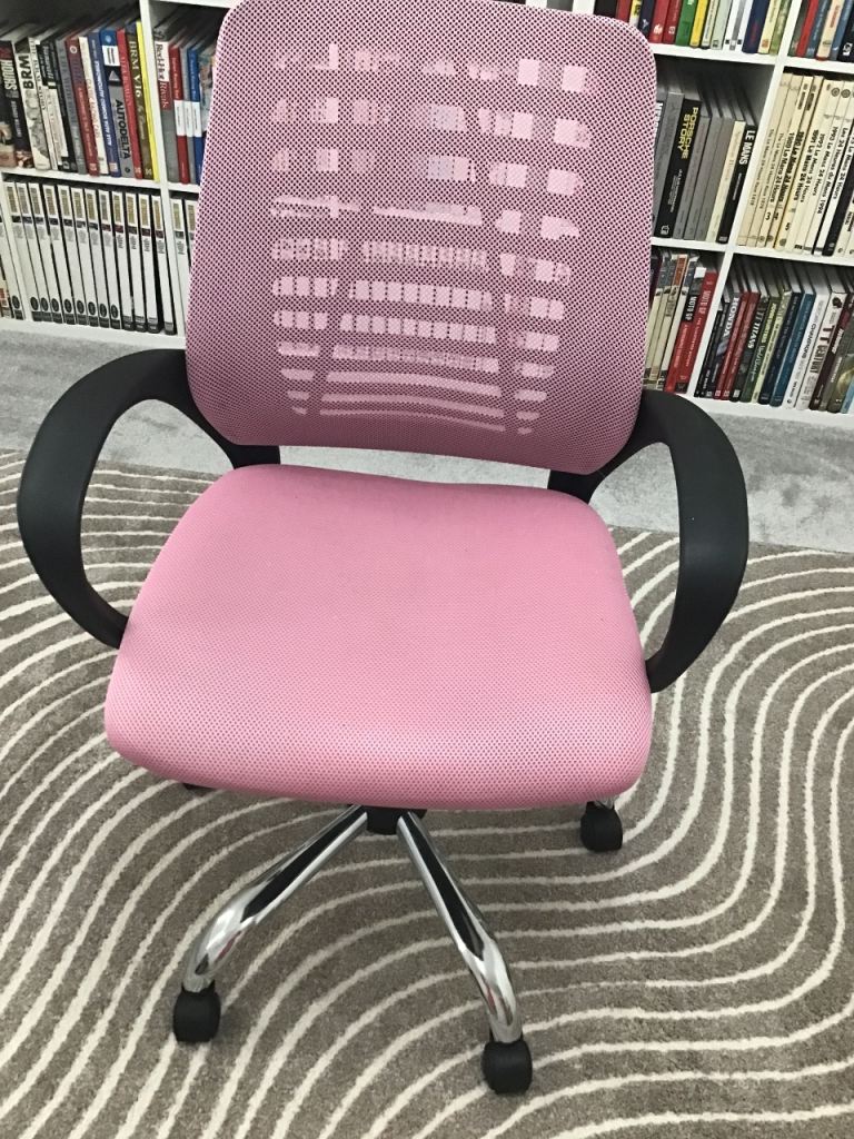 Lovely office chair (hardly used)