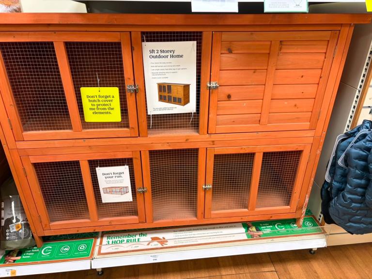 Outdoor rabbit cage with thermal cover 