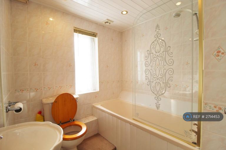 3 bedroom house in Winchcomb Gardens, London, SE9 (3 bed) (#2714453)