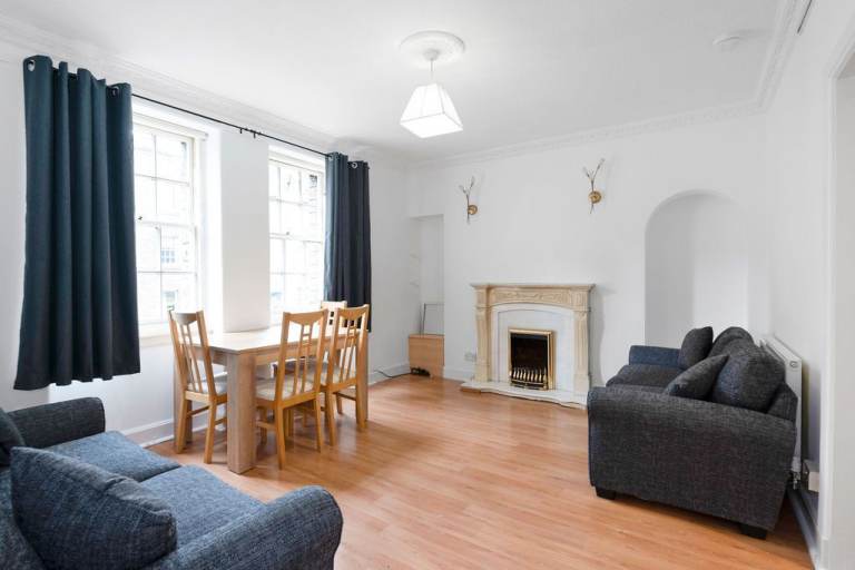 NOT HMO: Stunning, 3 bedroom, 1st floor flat in Southside – available NOW