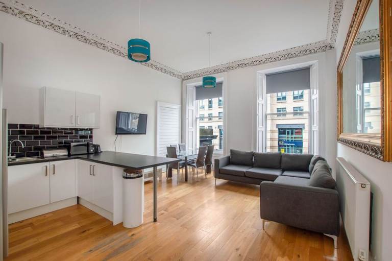 Stunning, 4-bedroom, 4 bathroom, HMO flat near Tollcross – available June