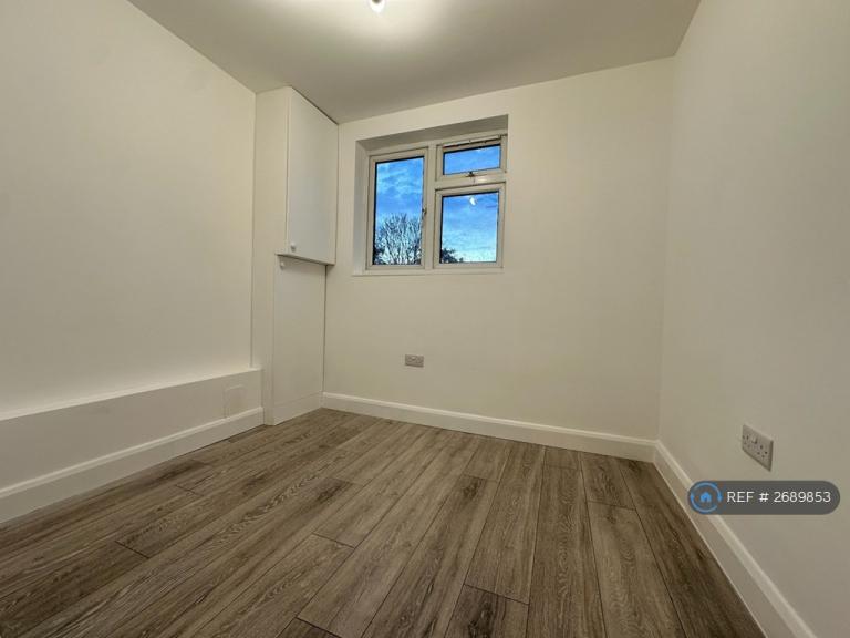 2 bedroom flat in Median Road, London, E5 (2 bed) (#2689853)