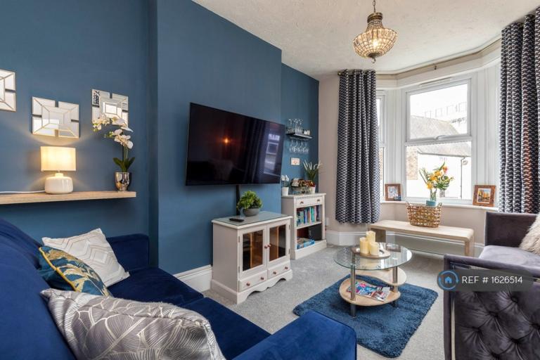 4 bedroom house in Norfolk Road, Horsham, RH12 (4 bed) (#1626514)