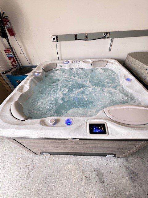 Hot Tub 2025 Hydro pool 579 gold self cleaning Signature series