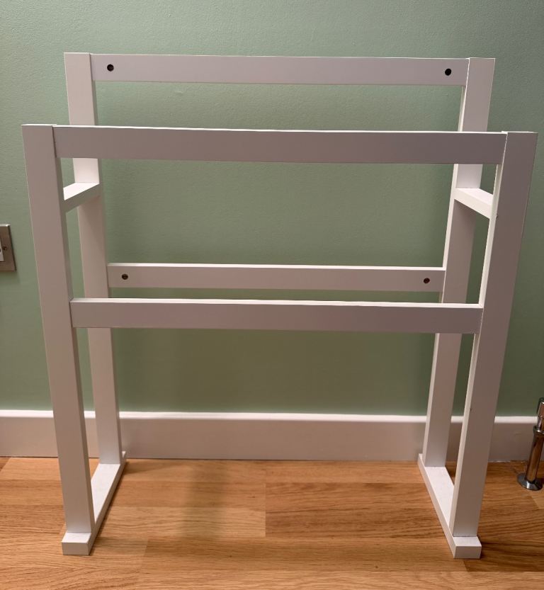 Freestanding towel rail white