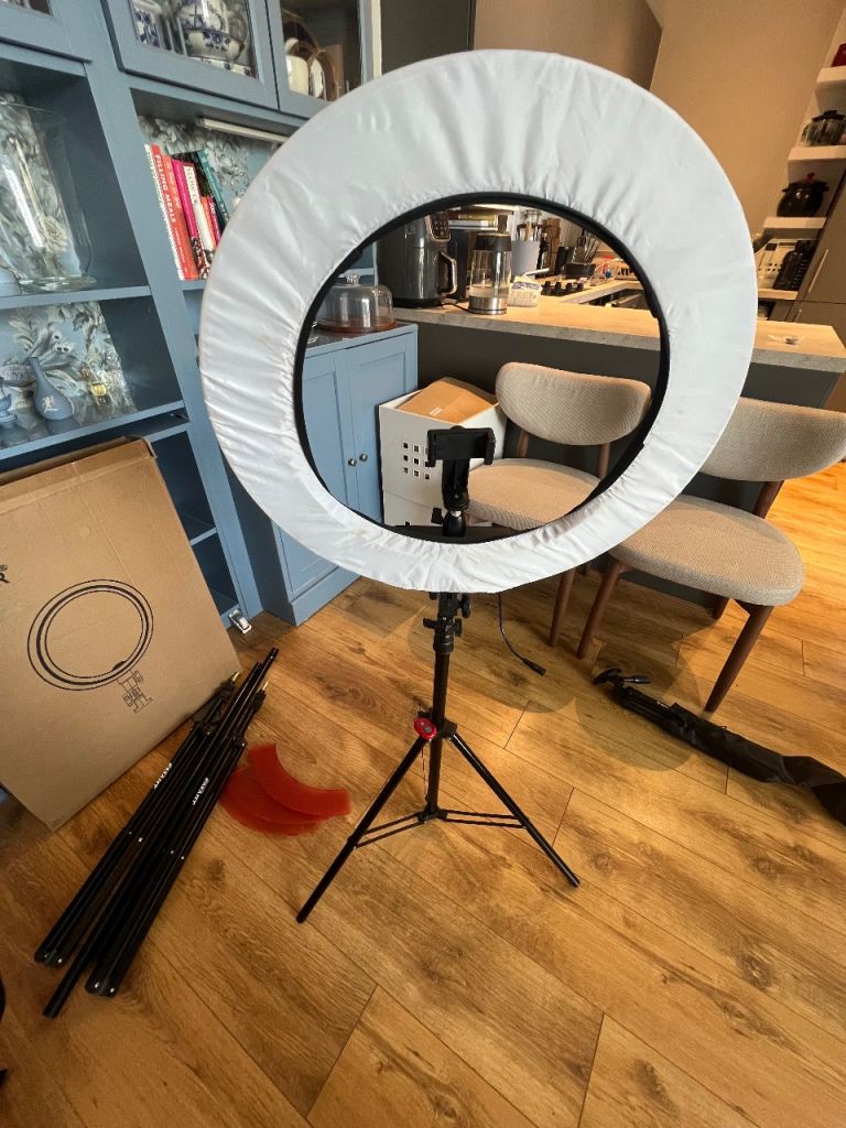 NEEWER Ring Light with Tripod Stand & Phone Holder – Good Condition