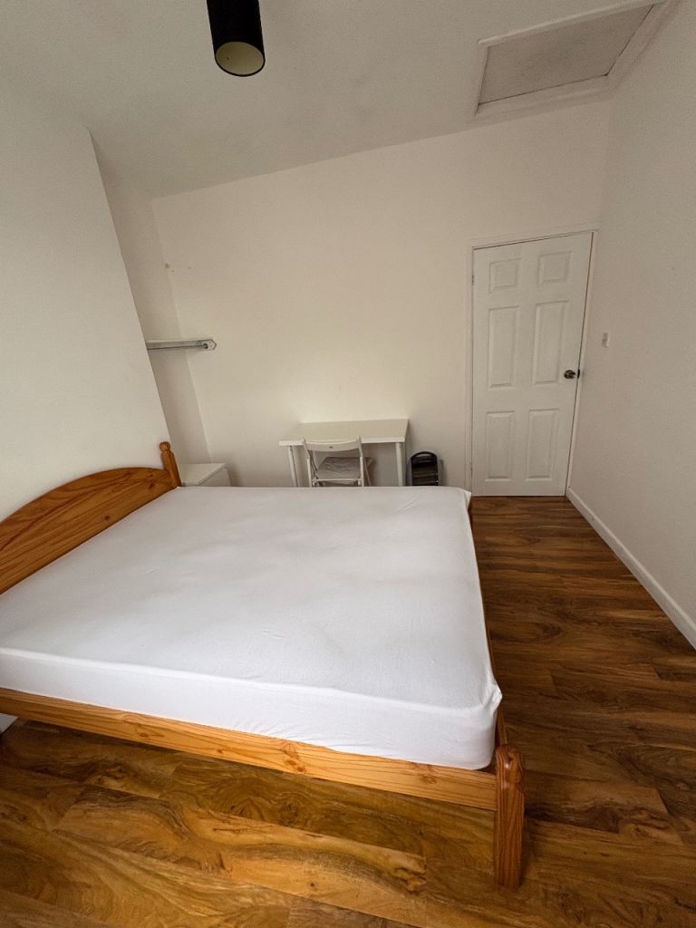 Double Room in Nottingham City NG7 3PY– Great Location & Transport