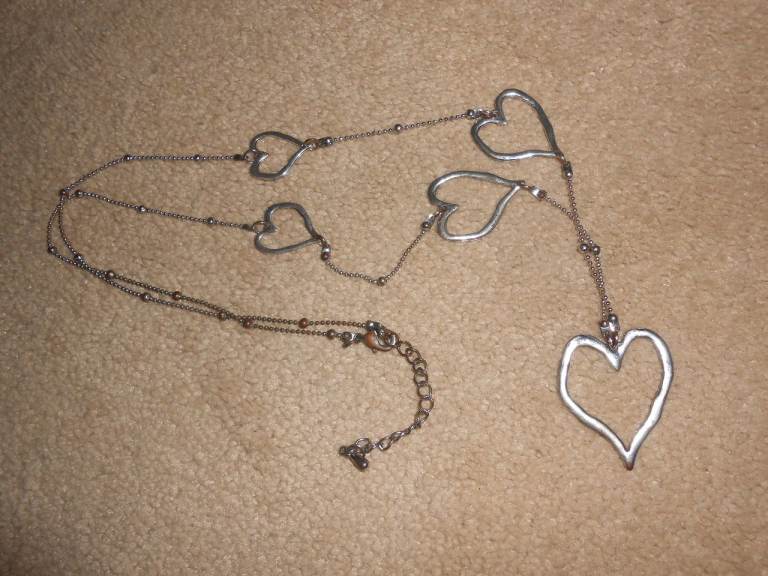 Lovely Silver-Tone Heart Necklace – Good Condition COSTUME JEWELLERY
