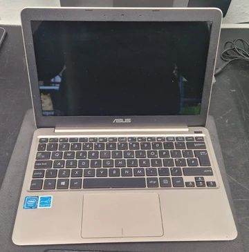 Asus E200h Atom X5-Z8300 / 2GB Ram / 32GB HDD - Windows 10